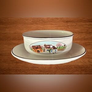 VILLEROY & BOCH DESIGN NAIF GRAVY BOAT W/ ATTACHED UNDERPLATE. VITRO  -PORCELAIN